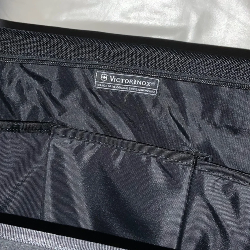 Victorinox Men’s Black Leather mix Expandable Brief Messenger Work Bag. NWOT.